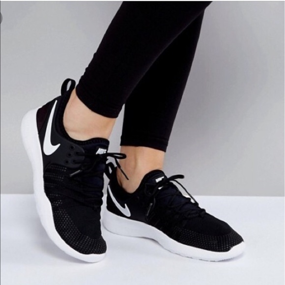 black nike gym shoes womens